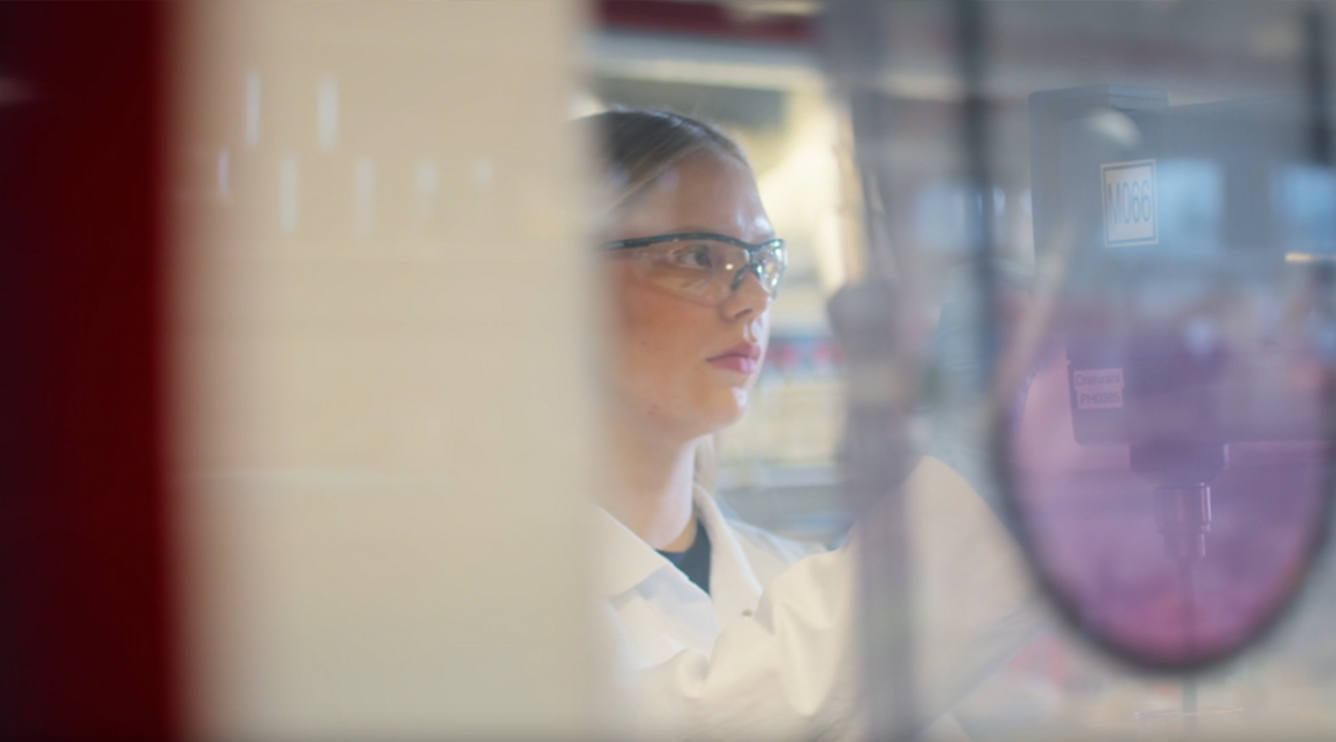 Biochemikerin bei der Arbeit im Labor
